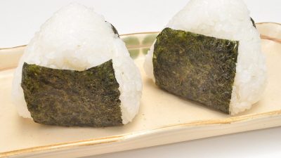 Основной продукт питания японцев — рис, и они помешаны на белоснежных рисовых шариках. (Wikipedia)