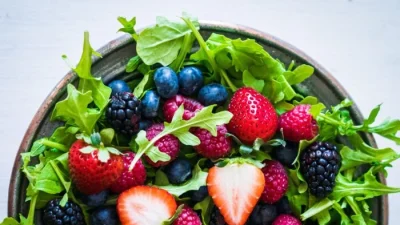Зелёный салат с рукколой и ягодами. (Alena Haurylik/Shutterstock)