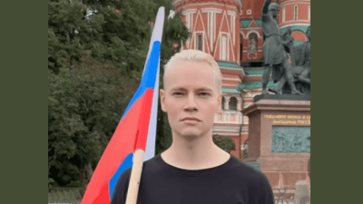 Певец Shaman на Красной площади призывает на митинг-концерт у посольства США. (Скриншот/Популярная политика/youtube.com)
