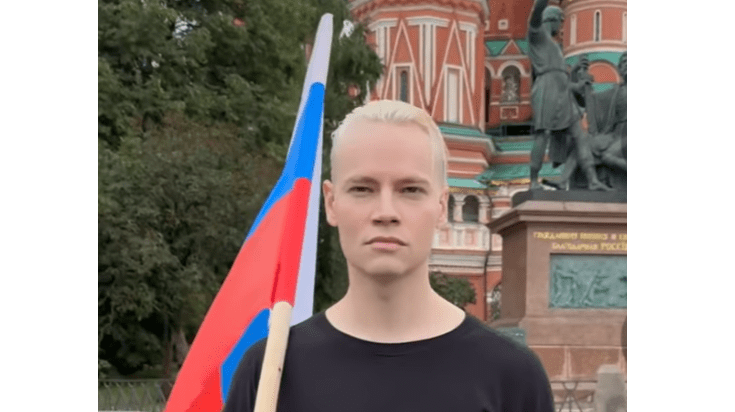 Певец Shaman на Красной площади призывает на митинг-концерт у посольства США. (Скриншот/Популярная политика/youtube.com)
