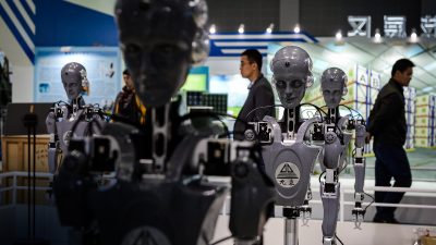 Промышленные роботы представлены на стенде Китайской международной промышленной выставки 2015 года в Шанхае 2 ноября 2015 года. (Getty Images)