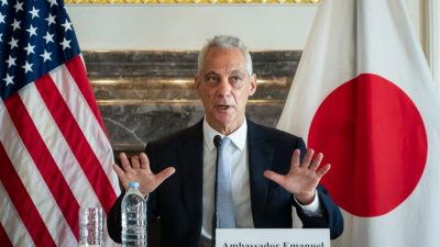 Посол США в Японии Рам Эмануэль посетит пресс-конференцию в своей резиденции в Токио 27 апреля 2023 года. (Yuichi Yamazaki/AFP via Getty Images)