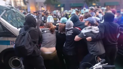 Столкновение полиции Чикаго и пропалестинских протестующих у здания израильского консульства в Чикаго 20 августа 2024 года, во время Национального съезда демократической партии. (Nathan Worcester/The Epoch Times)
