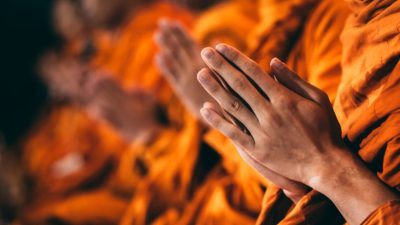 Незаконное присвоение средств может привести к тяжёлым духовным и моральным последствиям. (Image: Mr.Thanathip Phatraiwat via Shutterstock)