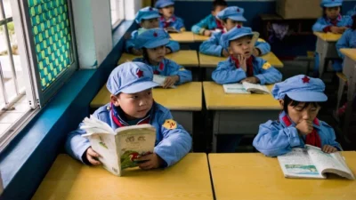 Урок в начальной школе «Красной армии» в Вэньшуй, уезд Сишуй провинции Гуйчжоу, Китай, 7 ноября 2016 года. (Fred Dufour/AFP via Getty Images)