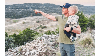 Грейнджер Смит с сыном Ривером. (Granger Smith Facebook)