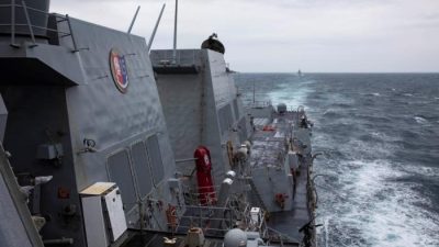 Эсминец с управляемыми ракетами класса «Арли Берк» ВМС США «Ральф Джонсон» (DDG 114) проводит рутинные операции в Тайваньском проливе 9 сентября 2023 года. (Mass Communication Specialist 1st Class Jamaal Liddell/U.S. Navy via AP)
