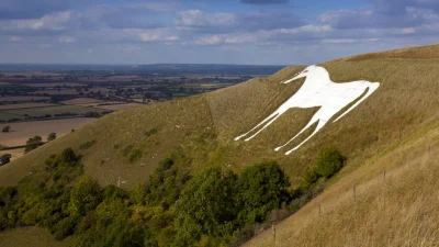 Реконструированная белая лошадь в Westbury White Horse в память о победе короля Альфреда над датчанами в битве при Этандуне на окраине Браттон-Даунс, Уилтшир, Англия. Alan Jeffery/Shutterstock