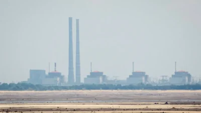 Вид на Запорожскую атомную электростанцию с берега Каховского водохранилища недалеко от города Никополь в Украине 16 июня 2023 года. (Alina Smutko/Reuters)