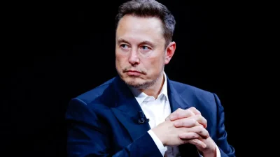Илон Маск, генеральный директор SpaceX и Tesla и владелец X, принимает участие в технологической конференции Viva, посвящённой инновациям и стартапам, в выставочном центре Porte de Versailles в Париже 16 июня 2023 года. (Gonzalo Fuentes/Reuters)