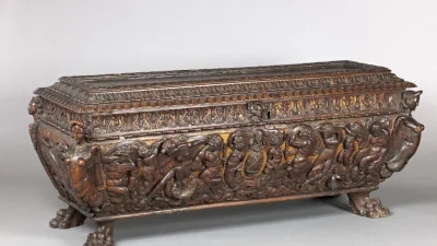 Кассони, около 1550–1580 гг. Орех, резьба и частичная позолота; 27 5/7 дюймов на 59 8/9 дюймов. (Public Domain)