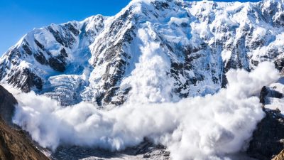 Сход лавины. (Lysogor Roman/Shutterstock)