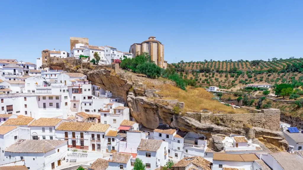 Панорама Сетениль-де-лас-Бодегас. (Juan Pedro Pena/Shutterstock)