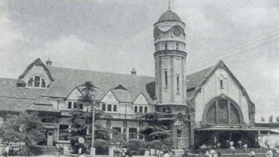 Построенный в 1912 году немецкими архитекторами железнодорожный вокзал в городе Цзинань в Шаньдуне (Китай) был самым большим в Азии и славился своим барочным стилем. (Public Domain via Wikimedia Commons)