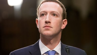 Основатель и генеральный директор Meta* Марк Цукерберг даёт показания на совместных слушаниях в Сенате в Вашингтоне 10 апреля 2018 года. (Samira Bouaou/The Epoch Times)