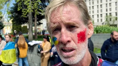 Райан Уэсли Раут даёт интервью на митинге в центре Киева, Украина, 27 апреля 2022 года, кадр из видео. (AFPTV/AFP via Getty Images)