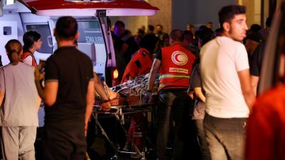 После взрывов пейджеров по всему Ливану человека выносят на носилках из медицинского центра в Бейруте, Ливан, 17 сентября 2024 года. (Reuters/Mohamed Azakir)