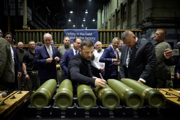 Президент Украины Владимир Зеленский посещает завод по производству боеприпасов армии Скрэнтона в Скрэнтоне, штат Пенсильвания, 22 сентября 2024 года. (Ukrainian Presidential Press Service via Reuters)