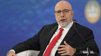 Дмитрий Саймс задаёт вопрос президенту России Владимиру Путину во время пленарного заседания Петербургского международного экономического форума в Санкт-Петербурге, Россия, 16 июня 2023 года. (Alexei Danichev/Photo host Agency RIA Novosti via AP)
