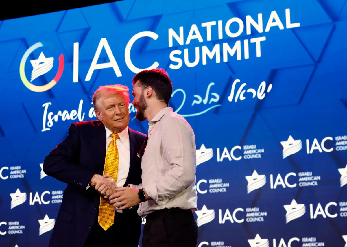 Дональд Трамп приветствует спасённого заложника ХАМАС Андре Козлова на сцене, когда тот выступает на Национальном саммите Израильско-Американского совета в вашингтонском отеле Hilton 19 сентября 2024 года. (Kevin Dietsch/Getty Images)