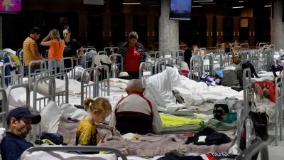 Фото: Центр размещения беженцев. (OLGA MALTSEVA/AFP via Getty Images) 
