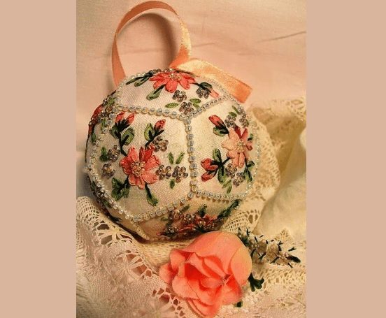 Вышитый брачный шар. (Фото: hobbyworldblog.wordpress.com)
