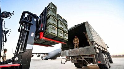 Украинские военные перевозят ракеты FIM-92 Stinger американского производства и другую военную помощь, отправленную из Литвы, в аэропорт Борисполь в Киеве, Украина, 13 февраля 2022 года. (Sergei Supinsky/AFP via Getty Images)