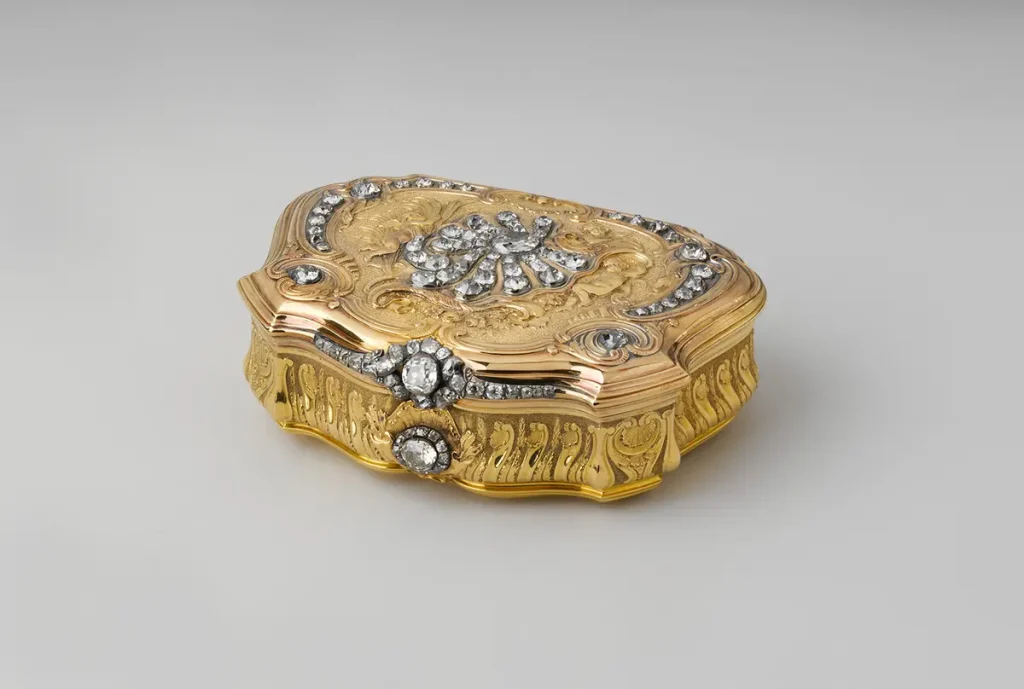 Табакерка, 1734–1735 годы, работа Даниэля Гуэра. Золото, бриллианты; 1 дюйм на 3,25 дюйма на 2,4 дюйма. Музей Метрополитен, Нью-Йорк. (public domain)