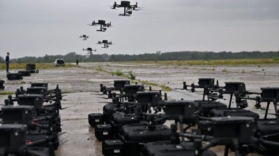 Разведывательные дроны DJI Matrice 300 во время испытательных полётов в Киевской области Украины 2 августа 2022 года. (Sergei Supinsky/AFP via Getty Images)