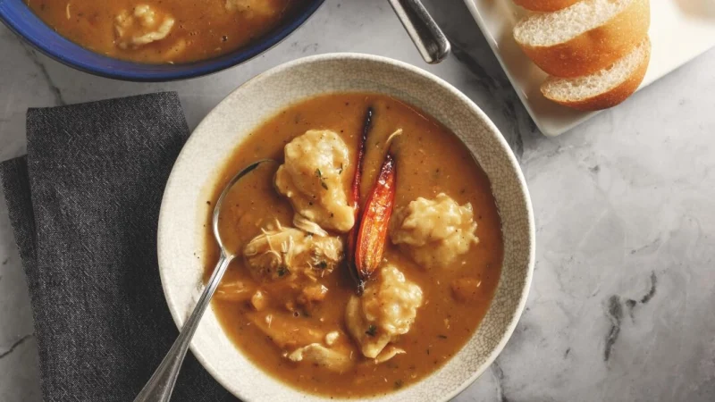 Жареная курица, морковь и домашние клёцки входят в состав этого блюда. (Sam Hanna)
