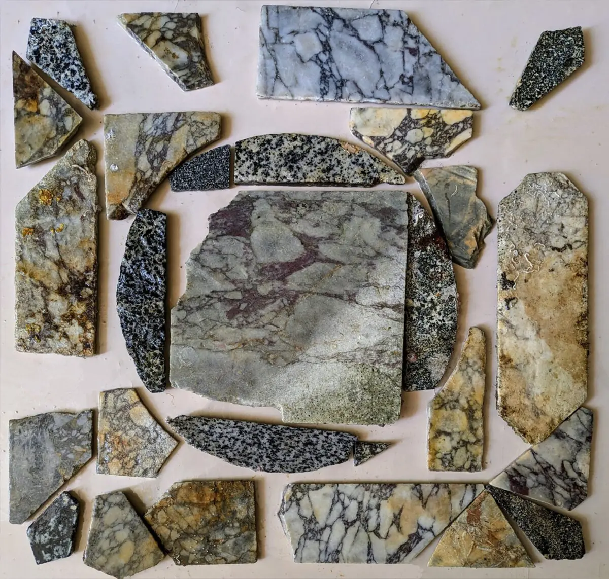 Восстановленный квадрат мраморного пола. (Courtesy of Parco Archeologico Campi Flegrei)