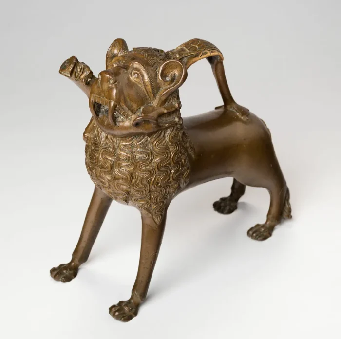 Акваманил в форме льва, 1325-1375, литейная мастерская Иоганна Апенгетера. Медный сплав; 26х28х12 см. Художественный институт Чикаго. (Public Domain)