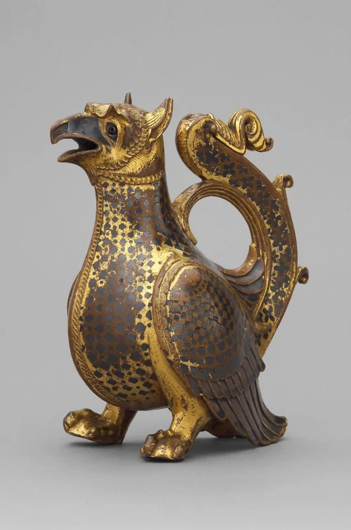 Акваманил в форме грифона, около 1120–1130 годов, скульптор из Гельмарсхаузена, центральная Германия. Бронза, позолота, серебро, чернь, гранат; 17х10х15 см. Музей изящных искусств, Вена. (An Yongle/CC BY-SA 4.0)