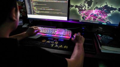 Член хакерской группы Red Hacker Alliance, отказавшийся назвать своё настоящее имя, использует сайт, который отслеживает глобальные кибератаки на его компьютер в их офисе в Дунгуане, провинция Гуандун, Китай, 4 августа 2020 года. (Nicolas Asfouri/AFP via Getty Images)