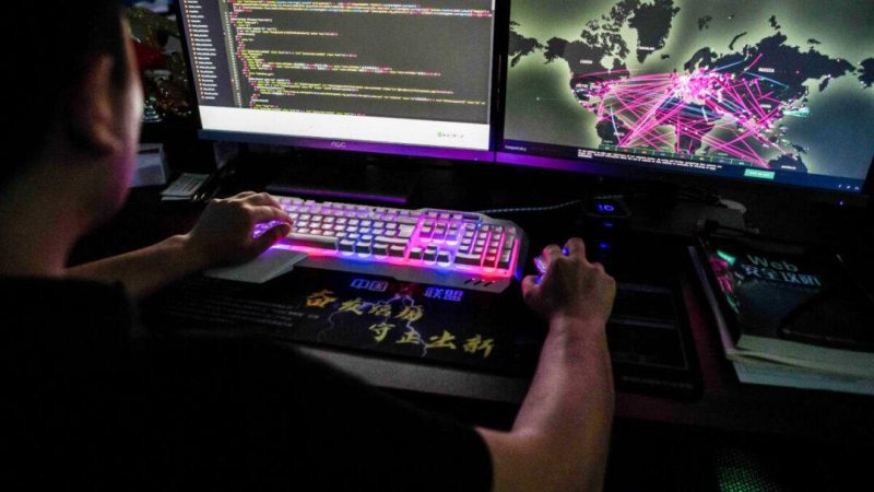 Член хакерской группы Red Hacker Alliance, отказавшийся назвать своё настоящее имя, использует сайт, который отслеживает глобальные кибератаки на его компьютер в их офисе в Дунгуане, провинция Гуандун, Китай, 4 августа 2020 года. (Nicolas Asfouri/AFP via Getty Images)