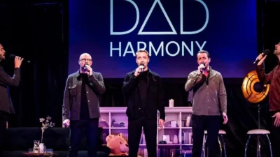 Группа Dad Harmony на сцене во время шведского турне. (Courtesy of Dad Harmony)
