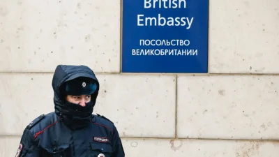 Полицейский прогуливается у посольства Великобритании в Москве, Россия, 17 марта 2018 г. (Reuters/David Mdzinarishvili)