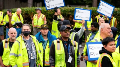 Рабочие завода Boeing держат плакаты в ожидании голосования по своему первому за 16 лет полноценному контракту в профсоюзном зале Международной ассоциации машинистов и аэрокосмических работников округа 751 в Рентоне, штат Вашингтон, 12 сентября 2024 года. (David Ryder/Reuters)