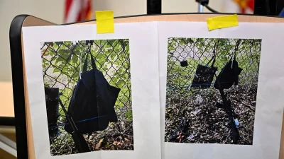 Фотографии улик, найденных у забора поля для гольфа Дональда Трампа, показаны на пресс-конференции в Уэст-Палм-Бич, Флорида, 15 сентября 2024 года после инцидента со стрельбой. (Chandan Khanna/AFP via Getty Images)