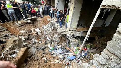Люди оценивают ущерб на месте израильского удара в южном пригороде Бейрута 20 сентября 2024 года. (Anwar Amro/AFP via Getty Images)
