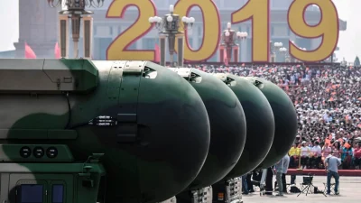 Китайские межконтинентальные баллистические ракеты DF-41, способные нести ядерное оружие, во время военного парада на площади Тяньаньмэнь в Пекине 1 октября 2019 года, посвящённого 70-летию основания Китайской Народной Республики. (Greg Baker/AFP via Getty Images)