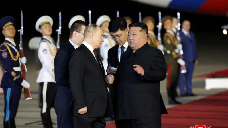 Президент России Владимир Путин приветствует лидера Северной Кореи Ким Чен Ына по прибытии в аэропорт Пхеньяна, Северная Корея, 19 июня 2024 года. (KCNA via Reuters)