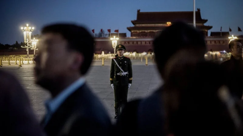 Полицейский стоит на площади Тяньаньмэнь 15 марта 2019 года. (Fred Dufour/AFP via Getty Images)