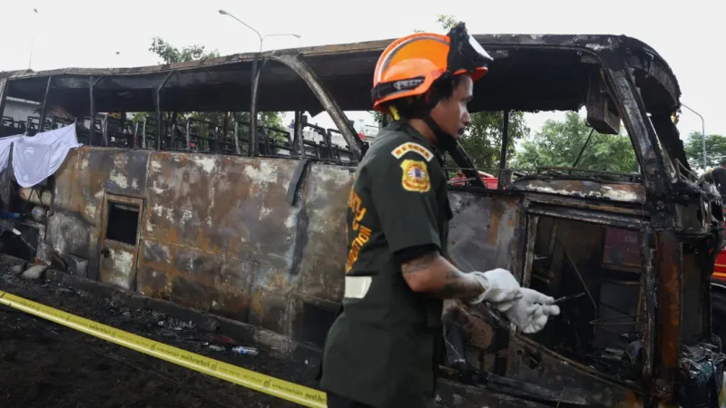 Школьный автобус загорелся в Таиланде, 25 человек предположительно погибли Сгоревший автобус, в котором находились учителя и ученики школы Ват Као Прайя на окраине Бангкока 1 октября 2024 года. (Chalinee Thirasupa/Reuters)