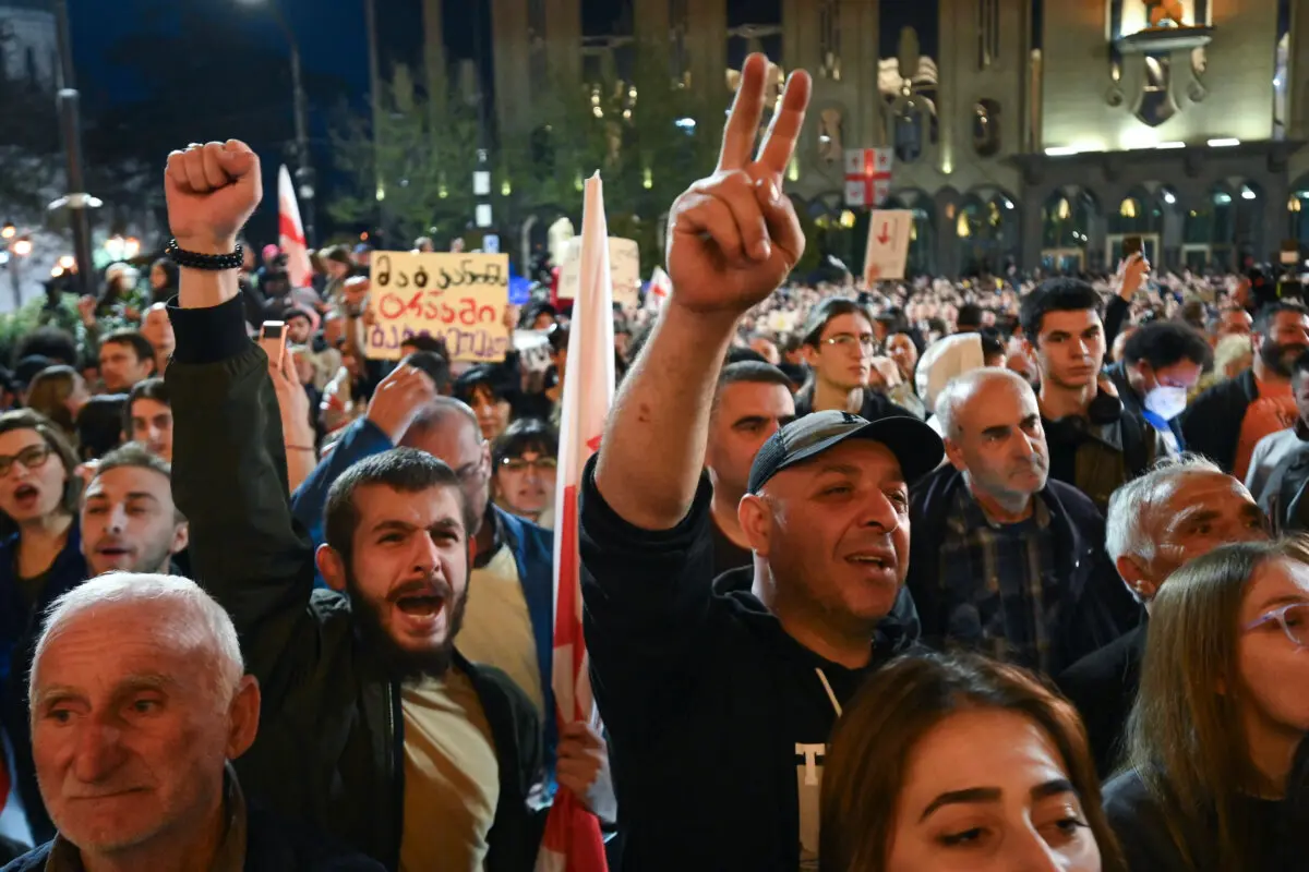 Грузинские активисты, выступающие за демократию, протестуют против законопроекта об «иностранном влиянии» у здания парламента в Тбилиси 15 апреля 2024 года. (Photo by Vano SHLAMOV/AFP)