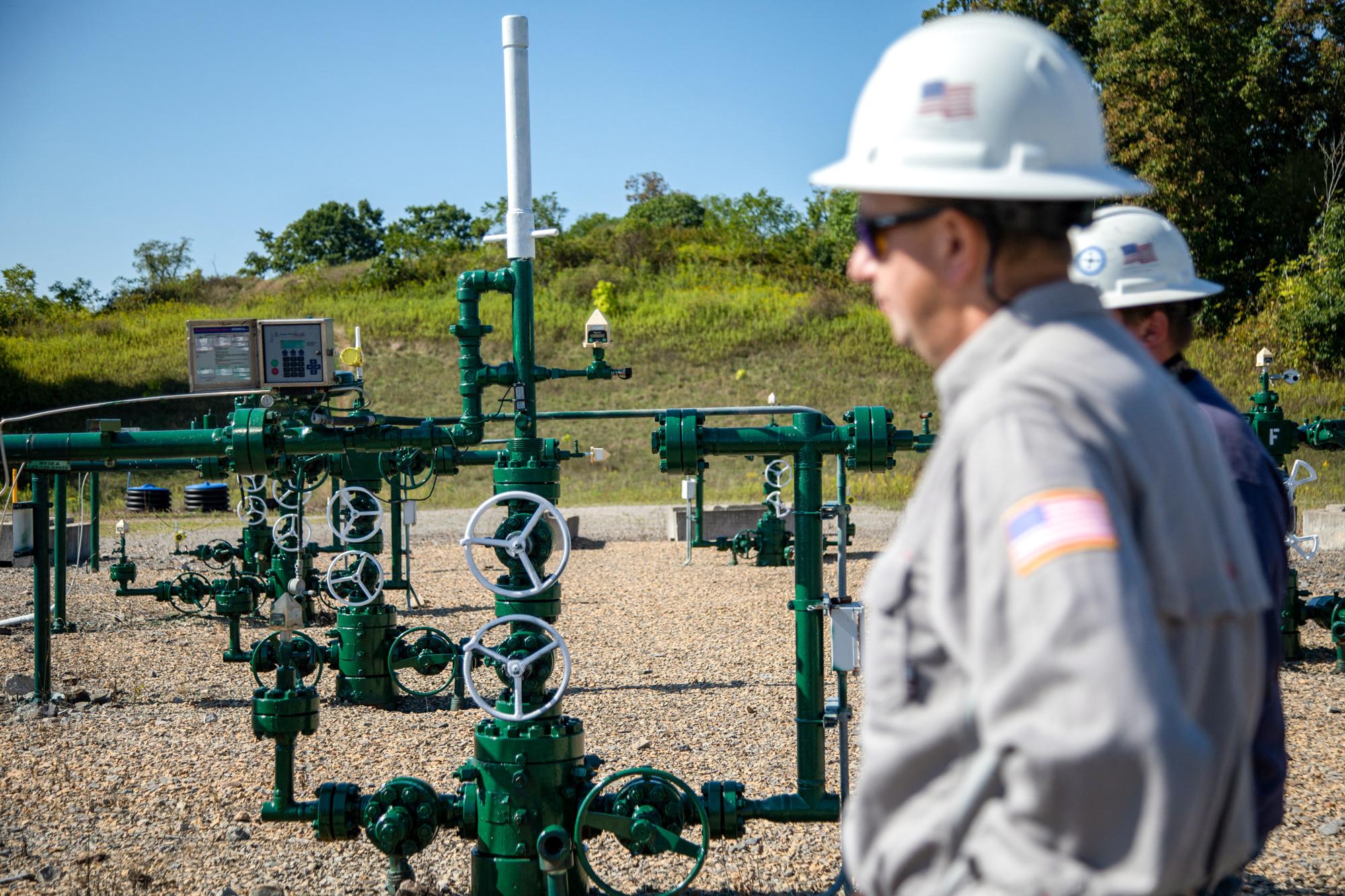 Сотрудники Diversified Energy стоят у скважины с природным газом во Франклин-Тауншипе, штат Пенсильвания, 6 сентября 2024 года. (Rebecca Droke/AFP via Getty Images)