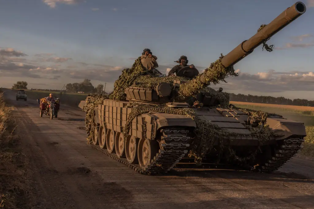 Украинские военнослужащие управляют танком Т-72 советского производства в Сумской области, недалеко от границы с Россией 12 августа 2024 года. (Roman Pilipey/AFP via Getty Images)