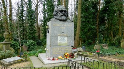 Могила Карла Маркса на Хайгейтском кладбище в Лондоне, (Paasikivi/ ru.wikipedia.org/CC BY-SA 4.0)