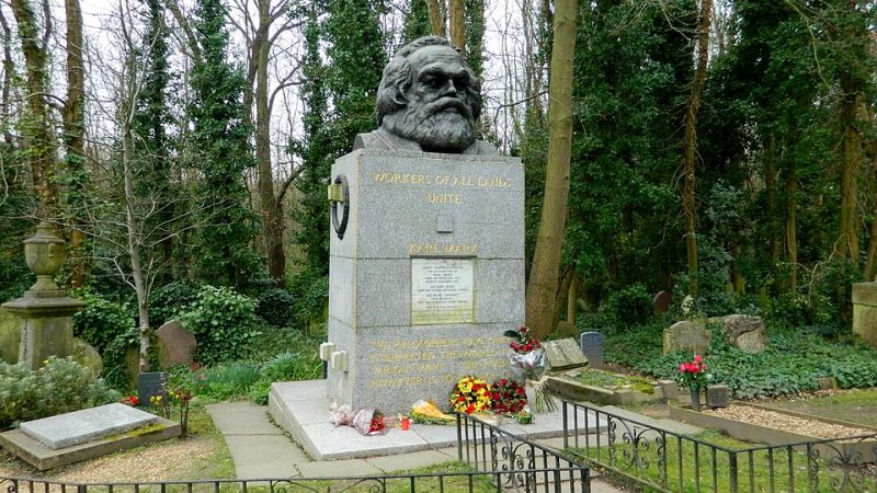 Могила Карла Маркса на Хайгейтском кладбище в Лондоне, (Paasikivi/ ru.wikipedia.org/CC BY-SA 4.0)