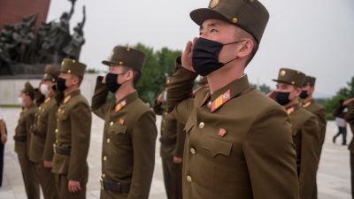 Фото: Солдаты КНДР отдают дань уважения статуям покойных лидеров Северной Кореи Ким Ир Сена и Ким Чен Ира в Пхеньяне 7 июля 2021 года. (KIM WON JIN/AFP via Getty Images)